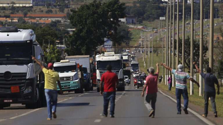 Camioneros a favor del Gobierno de Bolsonaro intentan sabotear manifestaciones en su contra