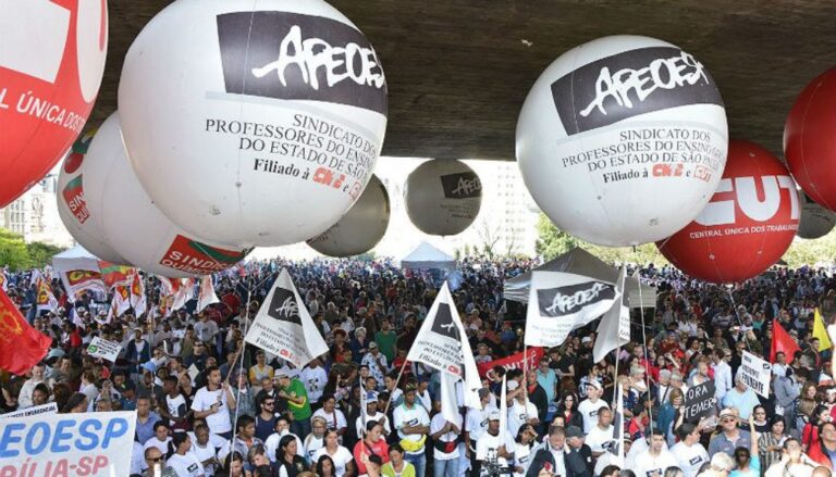 En contra del regreso a clases presenciales: docentes públicos de Brasil se declararon en huelga