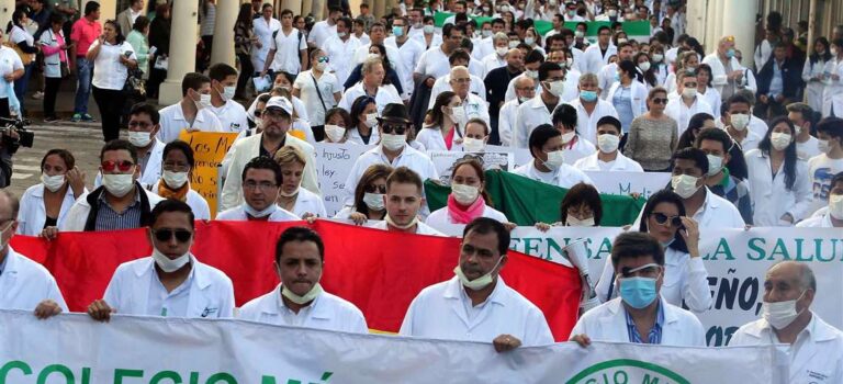 Bolivia: la Justicia rechazó un recurso en contra de la huelga médica, que se extiende 15 días más