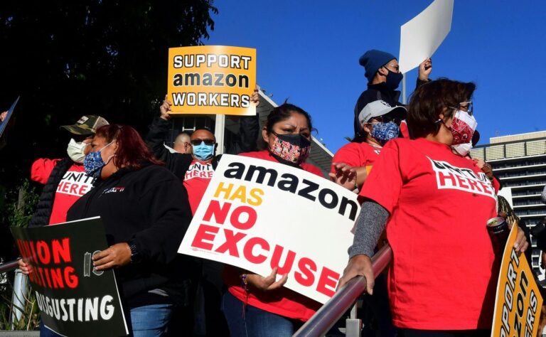 La lucha por preservar la unión sindical en Amazon y Starbucks continúa