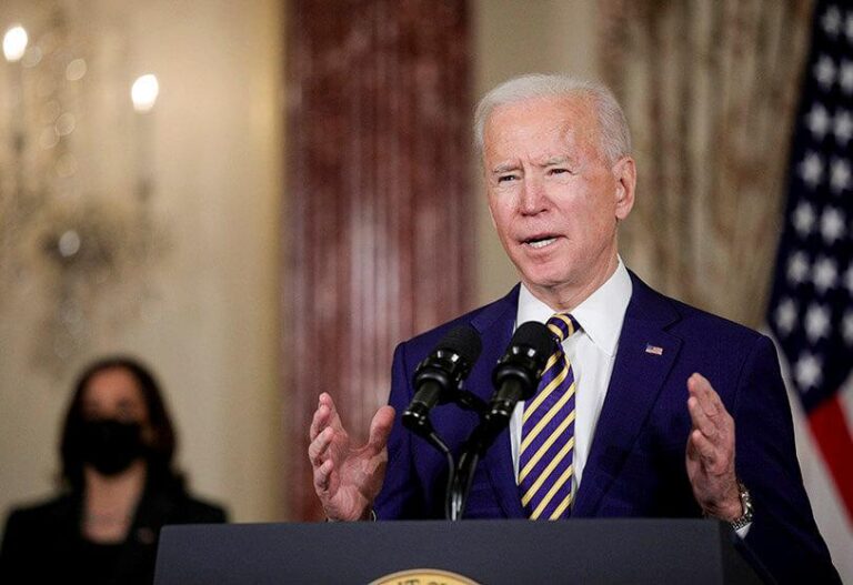Joe Biden aumentó la hora de trabajo de empleados subcontratados por el Gobierno