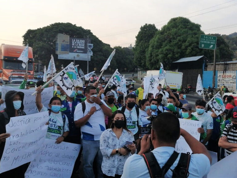 Trabajadores municipales de San Salvador denunciaron la retención salarial de 4.500 empleados