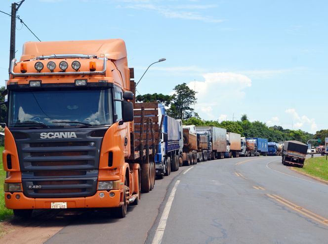 Paraguay: 40.000 choferes de camiones se unieron al paro general
