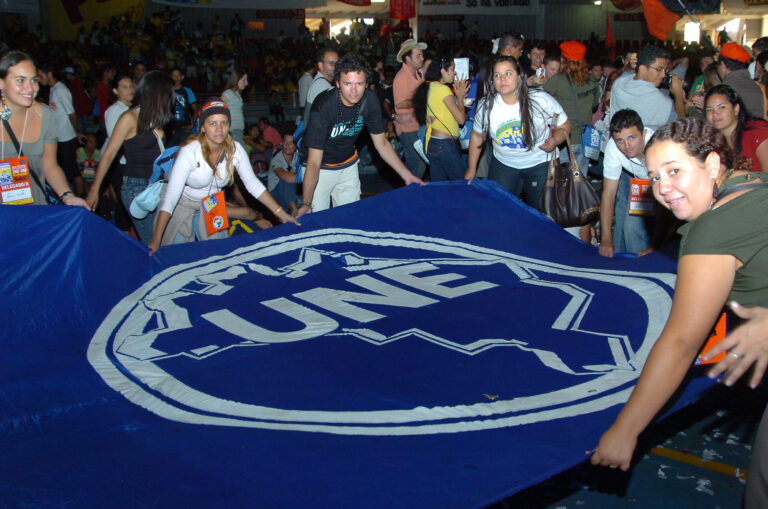 UNE Brasil exige el pago de becas para educación superior en Brasilia