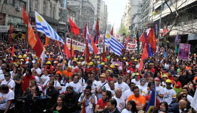 El sindicalismo uruguayo se tomó las calles en conmemoración de los 50 años de la huelga general