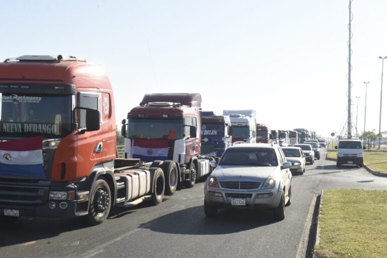 Paraguay: camioneros en paro indefinido arriban en Asunción