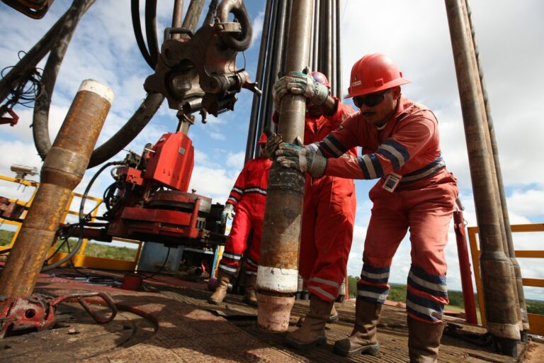 Dirigentes sindicales petroleros de Chile presentaron propuestas a la ENAP para evitar accidentes laborales