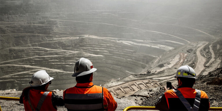 Chile: trabajadores mineros piden aumento de impuesto sobre utilidades en beneficio del cobre