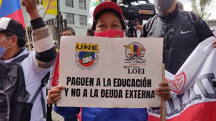 Docentes ecuatorianos denuncian mal manejo de presupuesto y exigen recursos para la educación