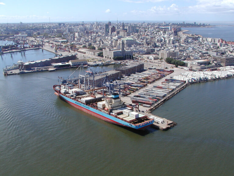 Desidia total : tripulantes uruguayos se encuentran varados y sin provisiones en el puerto de Baltimore