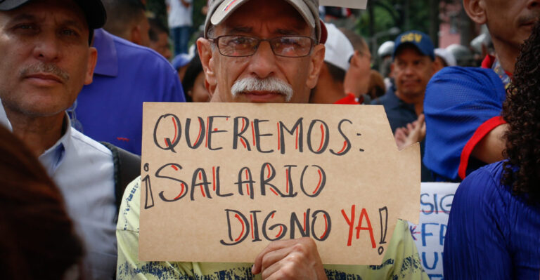 Venezolanos exigen ajuste salarial rumbo al 1° de Mayo, mediante un Comité de Conflicto
