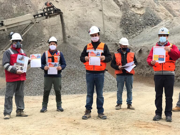 Trabajadores del Servicio Nacional de Geología y Minería de Chile exigen pago de bonificación