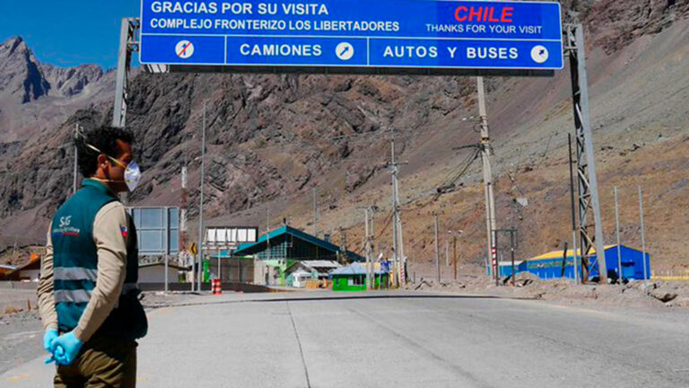 Ante la disminución de medidas contra el Covid-19: aduaneros inician paro nacional en Chile
