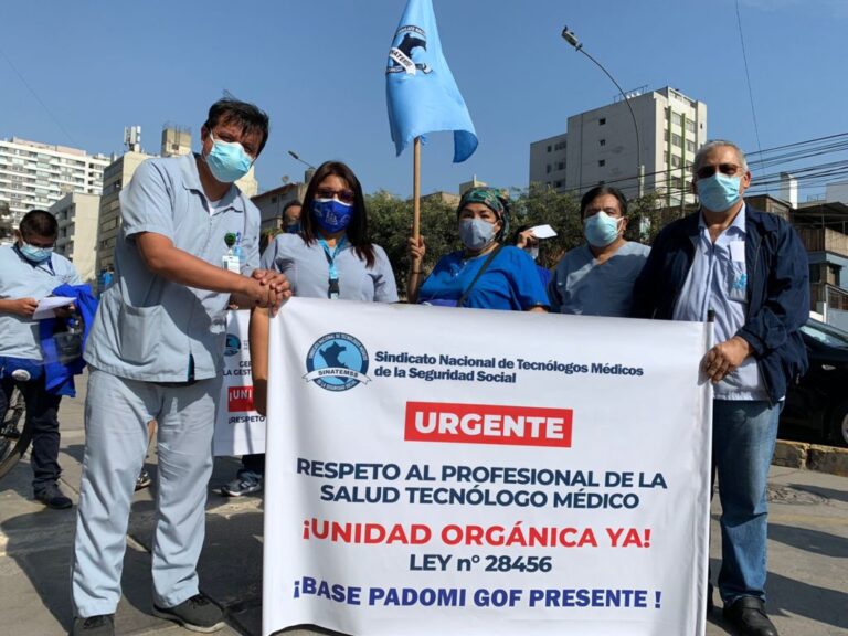 Perú: tecnólogas médicas de EsSalud denunciaron descuento en sus beneficios por protestar
