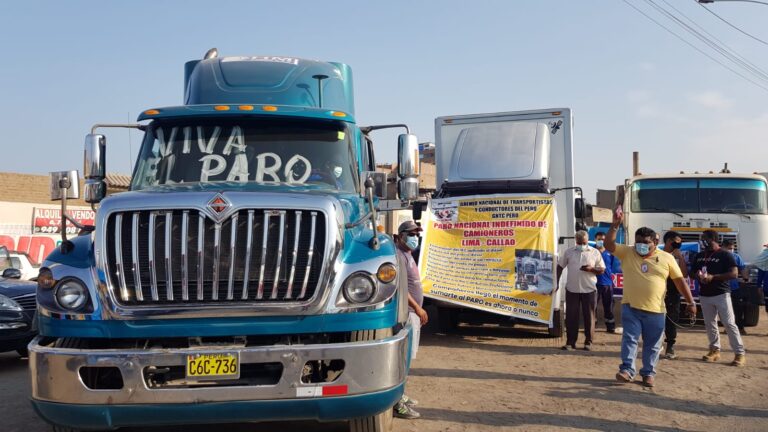 Transportistas de Perú cumplen su quinto día de paro ante la falta de un acuerdo con el Gobierno