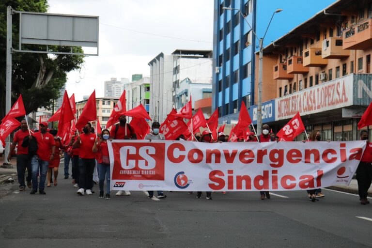 Gremios y sindicatos de Panamá marcharon hasta la Presidencia para protestar por el alto costo de vida y los bajos salarios