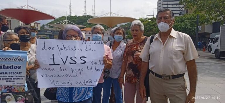 Jubilados y trabajadores protestan en Caracas por salarios y pensiones dignas