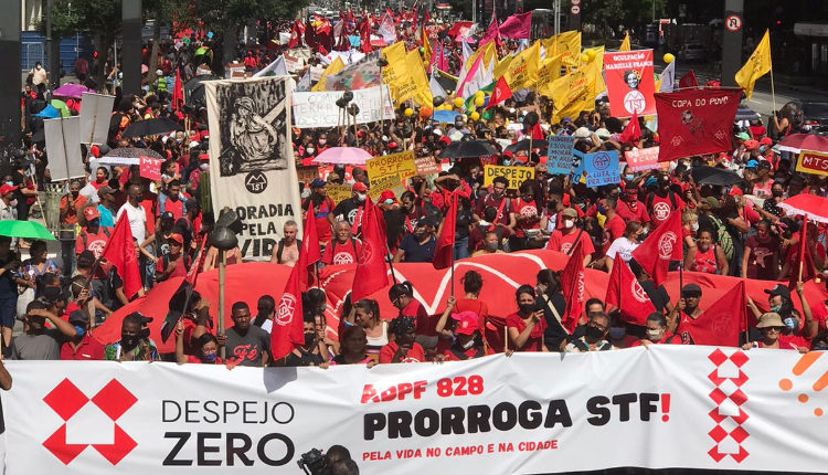 Movimientos de Trabajadores sin Tierra y sin Techo marchan en Brasil para exigir suspensión de desalojos