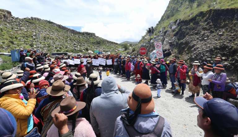 Continua conflicto social en mina de Perú: 3000 despidos y campesinos denuncian incumplimiento de la empresa