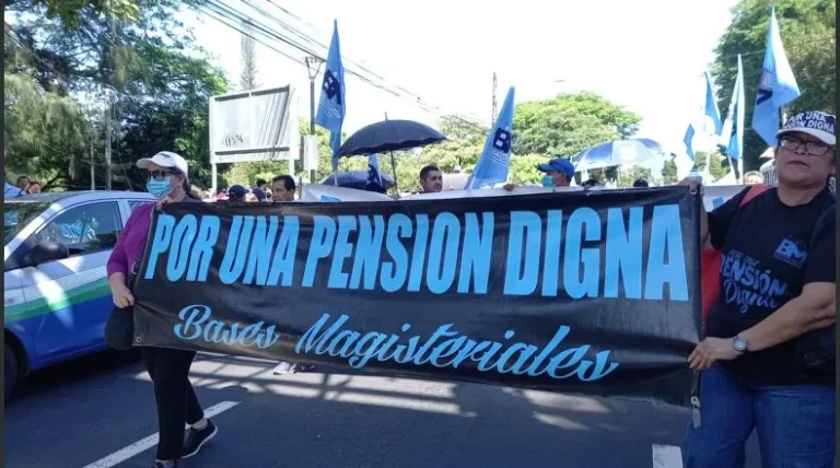 Docentes de El Salvador salieron a las calles para exigirle Gobierno pensiones dignas