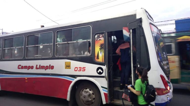 Transportistas de Paraguay entran en paro indefinido y el Gobierno anuncia baja de combustible y plan especial para el gremio