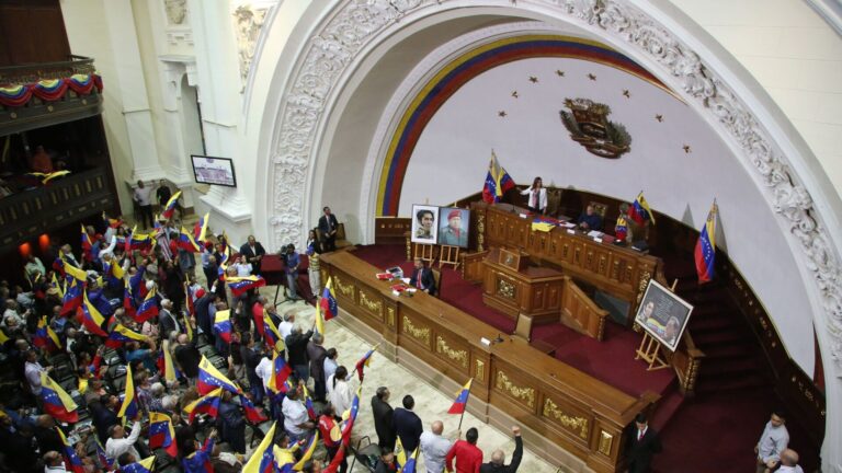 Trabajadores despedidos de la Asamblea Nacional de Venezuela exigen que se cumpla con orden de reenganche