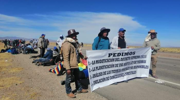 Trabajadores campesinos de Bolivia caminan desde la Chiquitanía hasta la capital para reclamar una Ley de Tierras