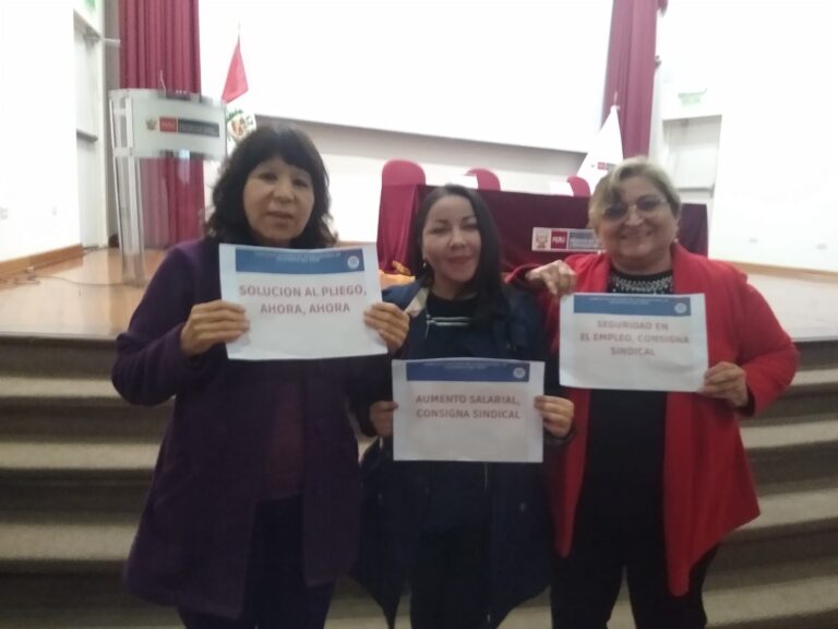 Perú: Trabajadores de Telefónica exigen solución a su pliego de reclamos