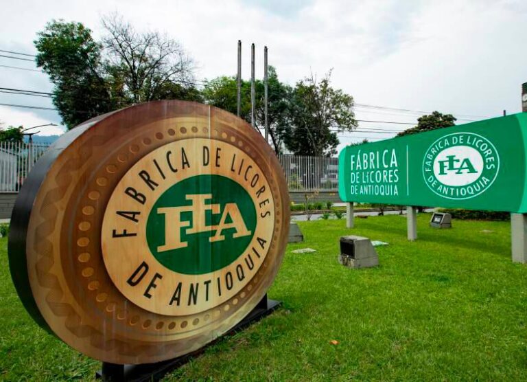 Colombia: trabajadores de importante empresa de licores permanecen en huelga indefinida