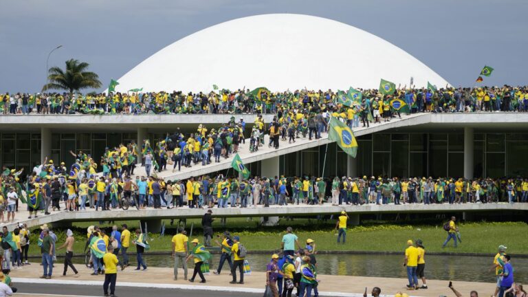 Trabajadores federales de Brasil exigen ajuste salarial y revisión del concurso vigente mediante huelgas