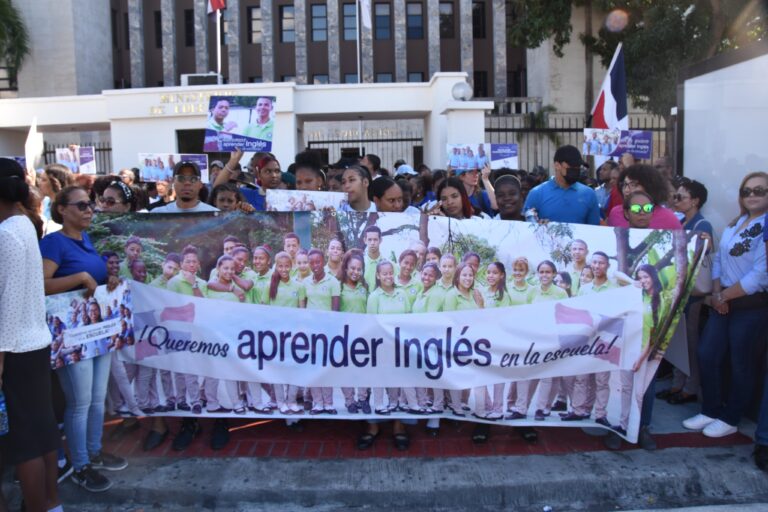 La ADP se manifestó en defensa del programa bilingüe en escuelas públicas de República Dominicana