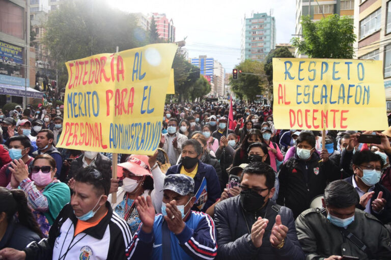 Docentes bolivianos exigen mejores salarios y presupuesto para formación