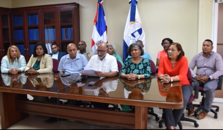 Profesores dominicanos piden reunión de «carácter urgente» al Ministerio de Educación para discutir problemáticas del sector