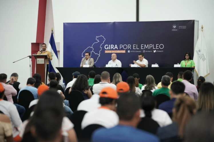 El Ministerio de Trabajo de El Salvador realizó la firma de contratos laborales en la zona occidental