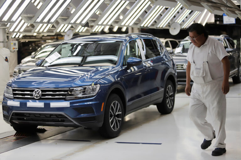 Volkswagen y sindicato de trabajadores de México negocian aumento salarial del 8,1%