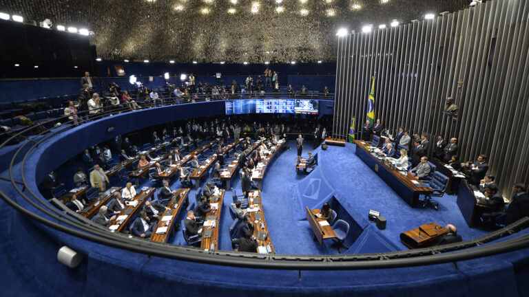 Cámara de Senadores de Brasil aprobó el reajuste del piso nacional salarial por encima de la inflación