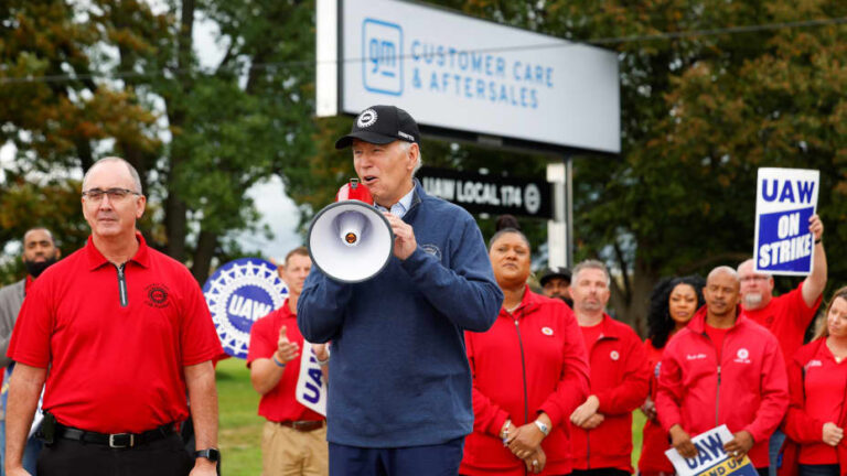 Histórico: Biden apoya manifestación de trabajadores automotrices en EE.UU