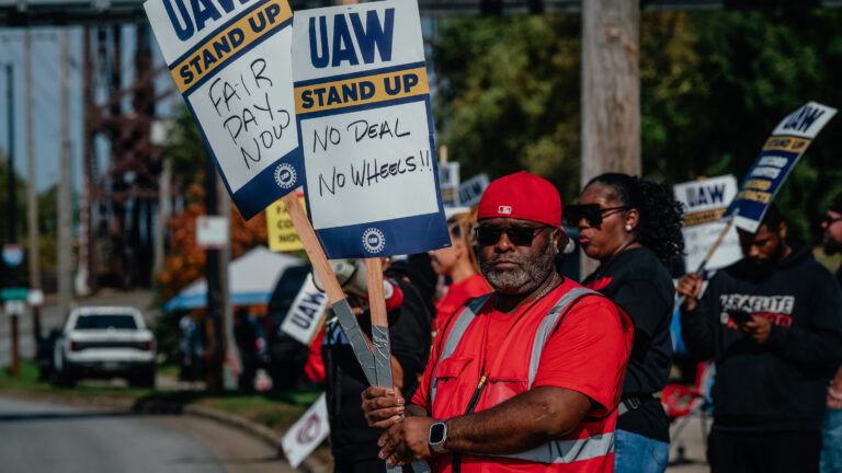 El Sindicato United Auto Workers (UAW) llegó a un acuerdo provisional con Stellantis