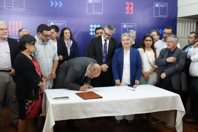 Chile: organizaciones sindicales del sector público logran aumento salarial e incentivos
