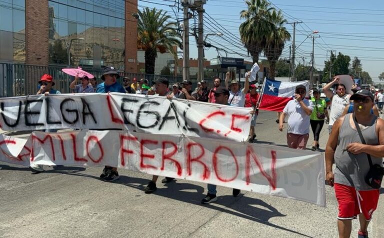 Trabajadores de la fábrica de refinamiento de aceite chileno Camilo Ferrón cumplen tres días de huelga