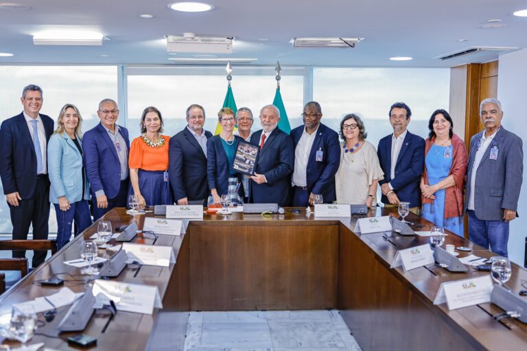 Sindicatos brasileros presentan a Lula plan para proteger empleos ante aranceles de EE.UU.
