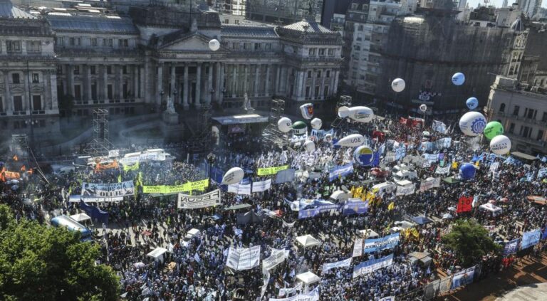 Gobierno argentino multa a los gremios por la jornada de movilización del 27 de diciembre