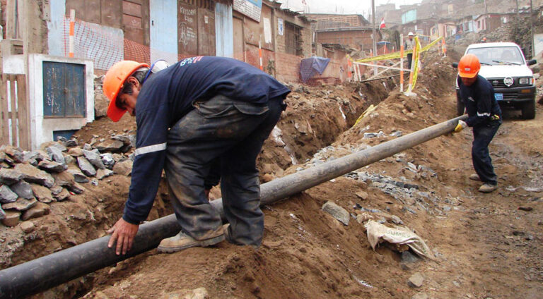 Trabajadores del Servicio de Agua Potable y Residuales de Perú se movilizan para denunciar abuso laboral