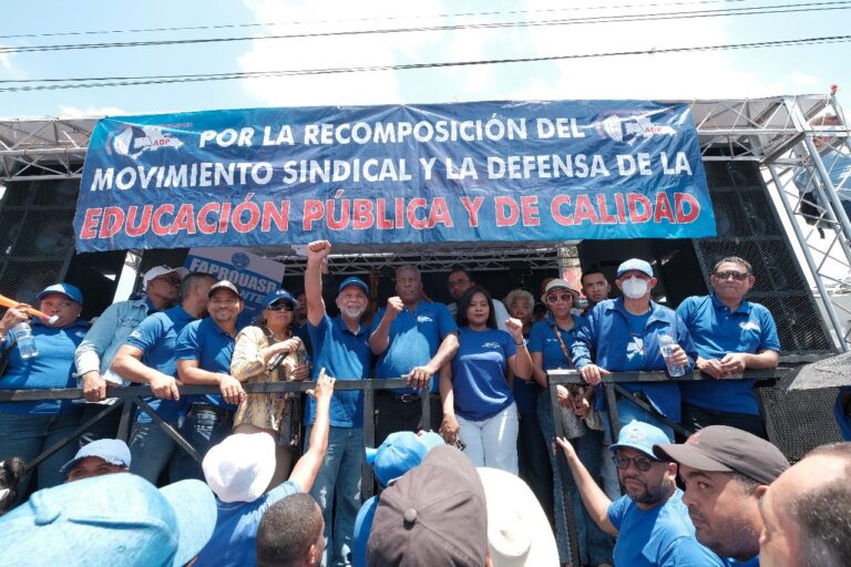Republica Dominicana: docentes encararon masiva movilización en reclamo de un aumento salarial