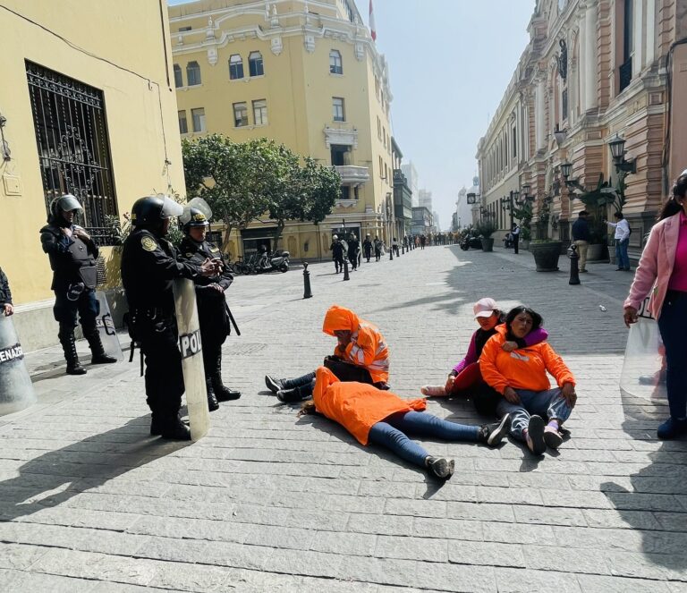 Perú: despido de más de 800 trabajadores de limpieza pública en Lima provoca colapso de residuos