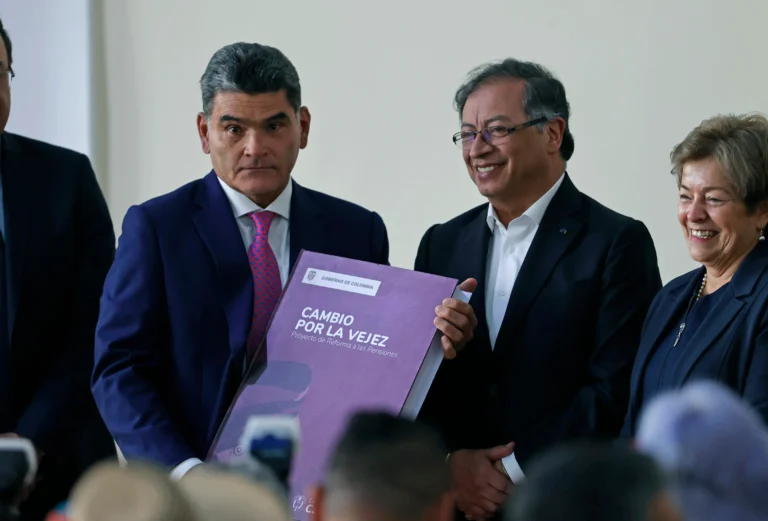 Con apoyo de los sindicatos, Gustavo Petro firma nueva Reforma Pensional en Colombia