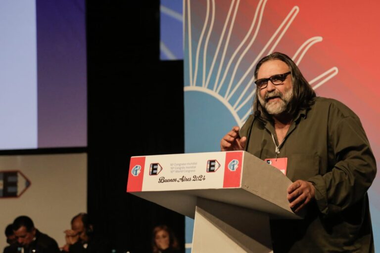 Dirigente argentino denunció políticas de Milei en Congreso de la IE: «La derecha ataca la educación para hacer negocios»