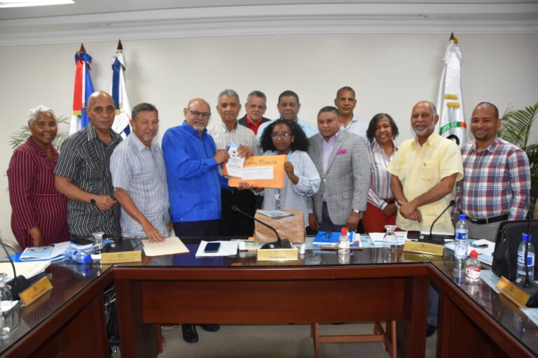 Asociación Dominicana de Profesores fortalece transparencia electoral con entrega de Listas de afiliados y seccionales