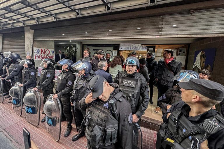 Profesores Universitarios de Colombia rechazaron la intervención policial en una universidad nacional de Argentina