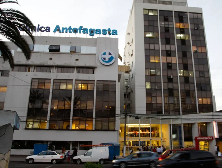 Trabajadores del Centro Médico Antofagasta inician huelga por condiciones laborales y falta de acuerdo salarial